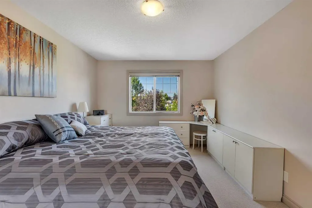 162 Harvest Grove Close NE