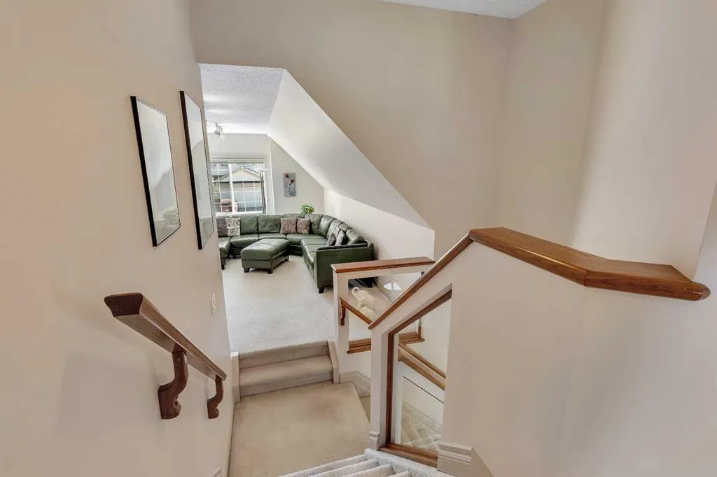 162 Harvest Grove Close NE
