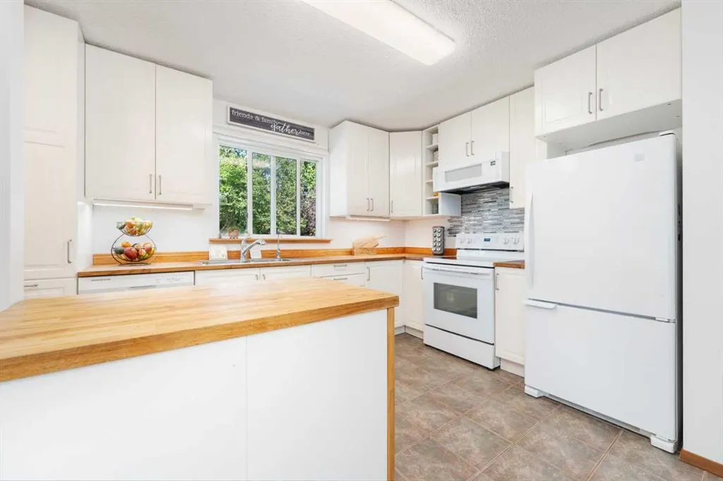 15 Deer Bay SE