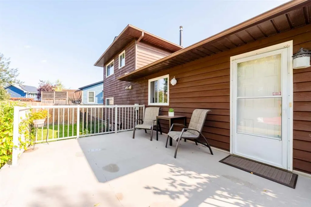 15 Deer Bay SE