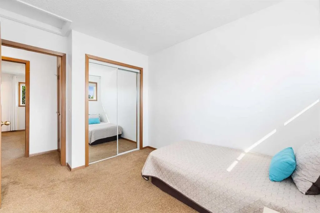 15 Deer Bay SE