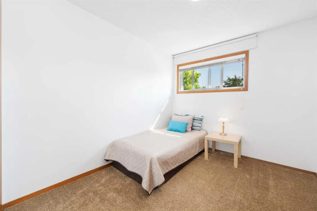 15 Deer Bay SE