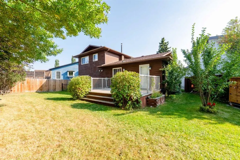 15 Deer Bay SE