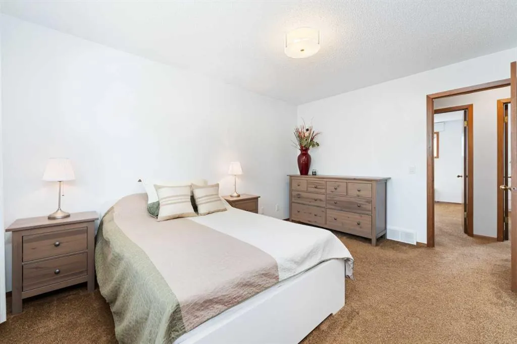 15 Deer Bay SE