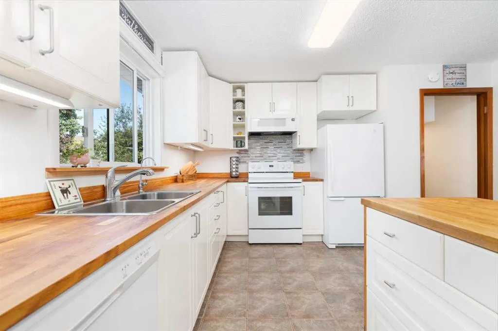 15 Deer Bay SE
