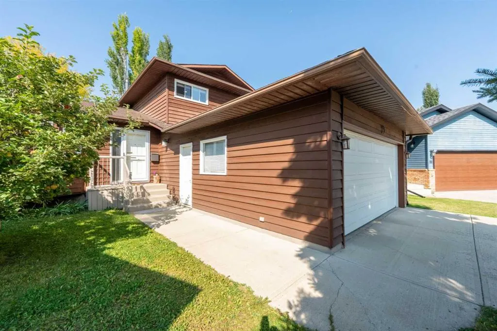 15 Deer Bay SE