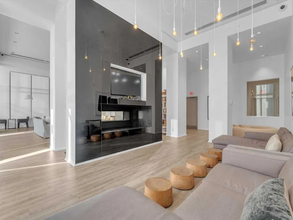 615 6 Avenue SE, #403