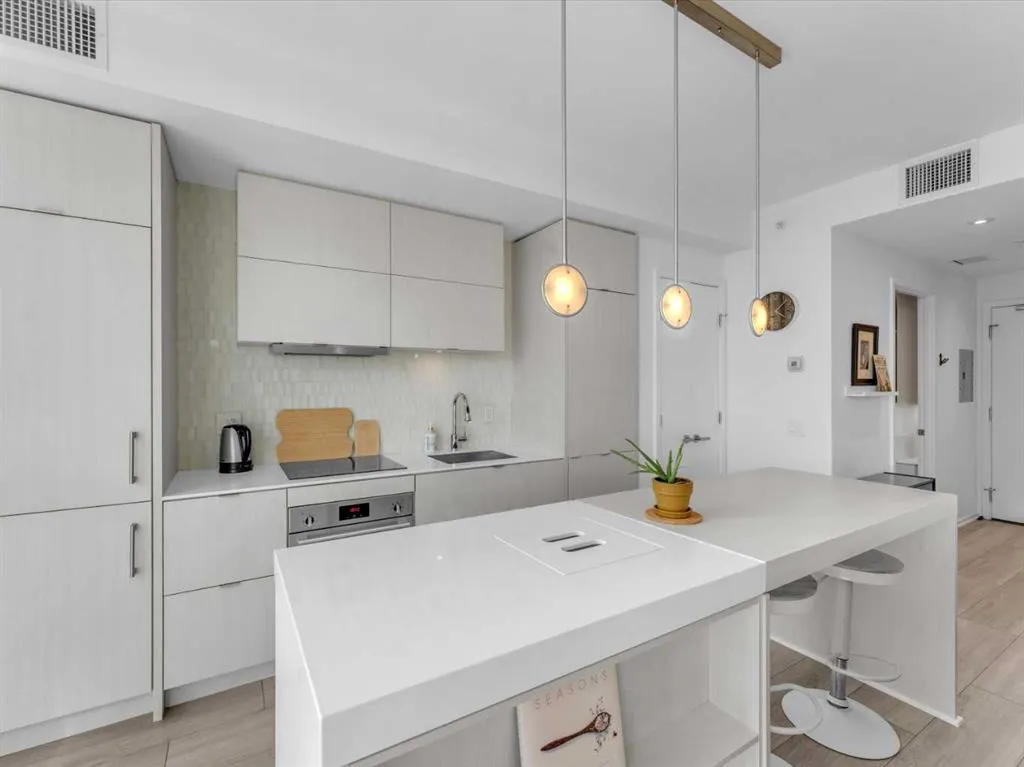 615 6 Avenue SE, #403