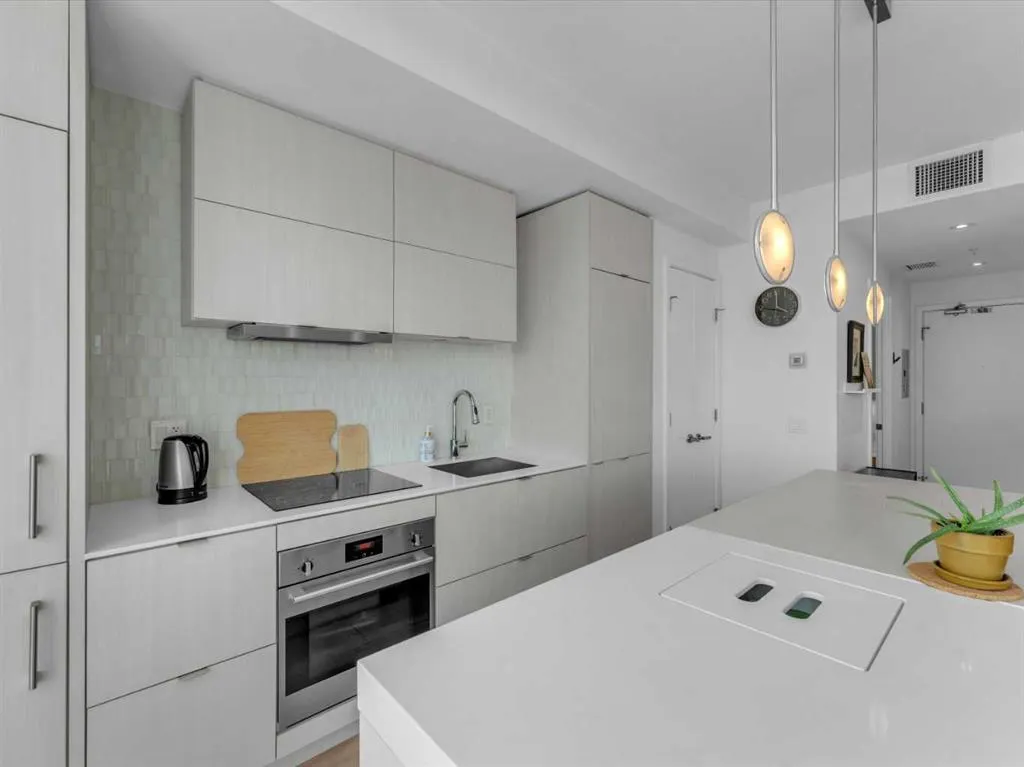 615 6 Avenue SE, #403