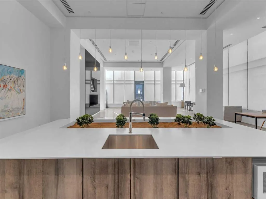 615 6 Avenue SE, #403