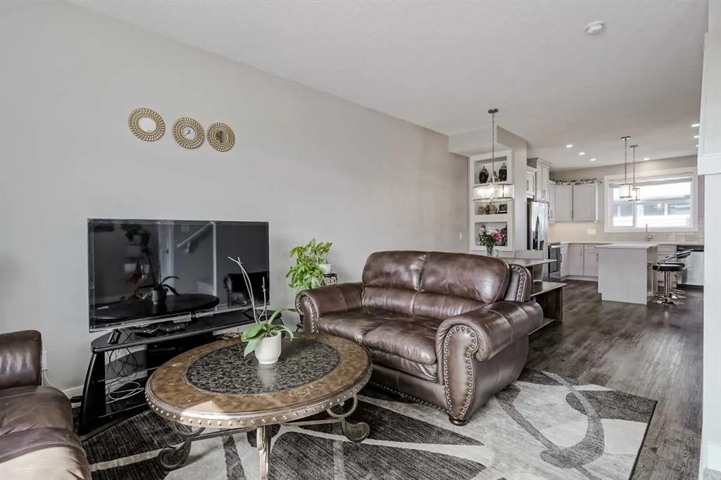 96 Skyview Parade NE