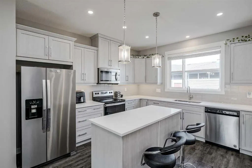 96 Skyview Parade NE