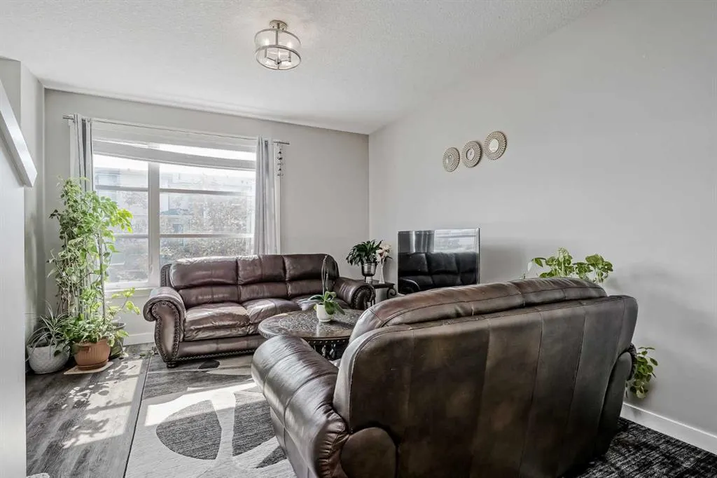 96 Skyview Parade NE
