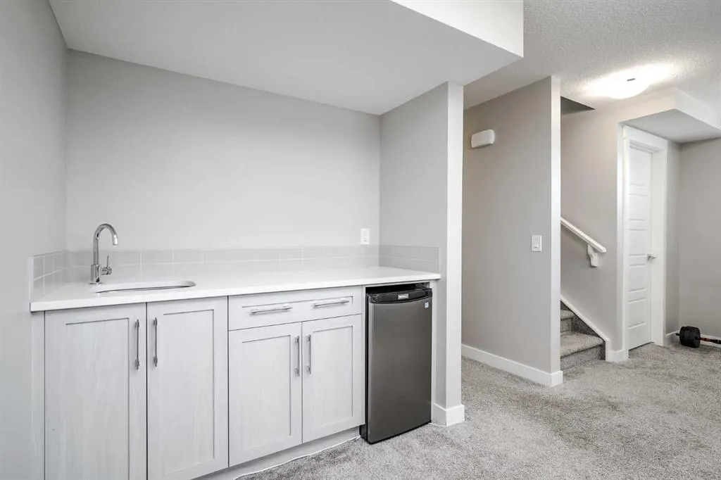 96 Skyview Parade NE