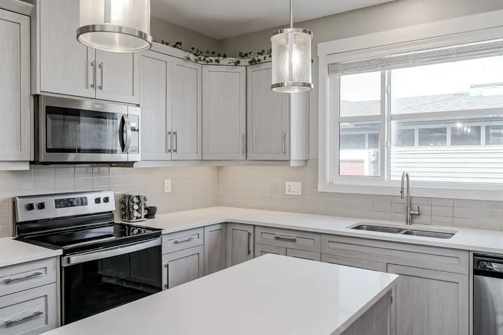 96 Skyview Parade NE