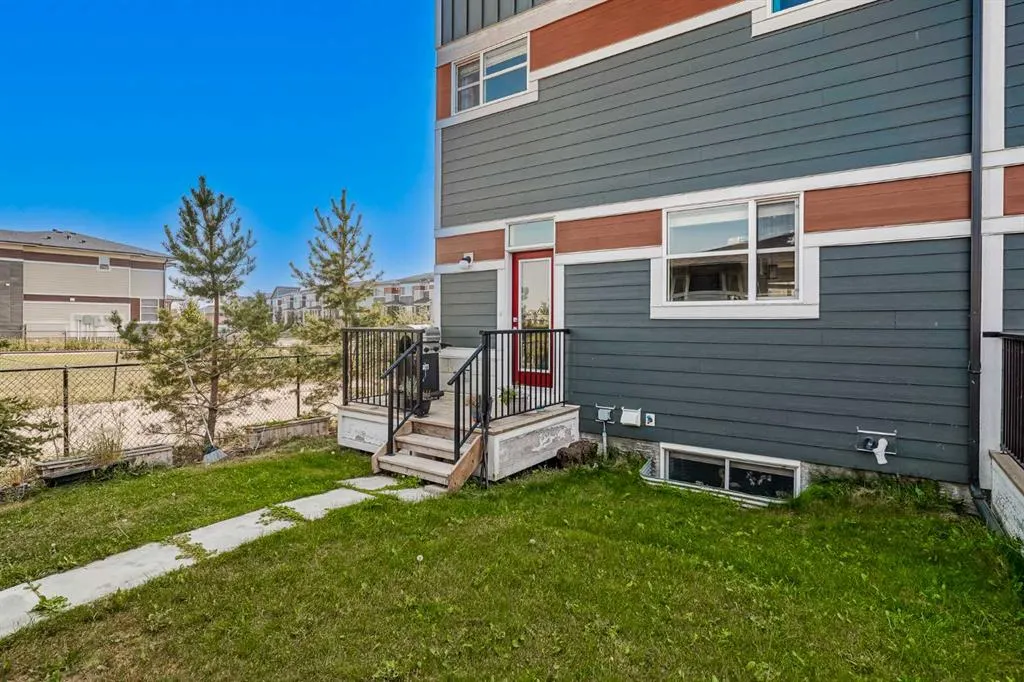 96 Skyview Parade NE