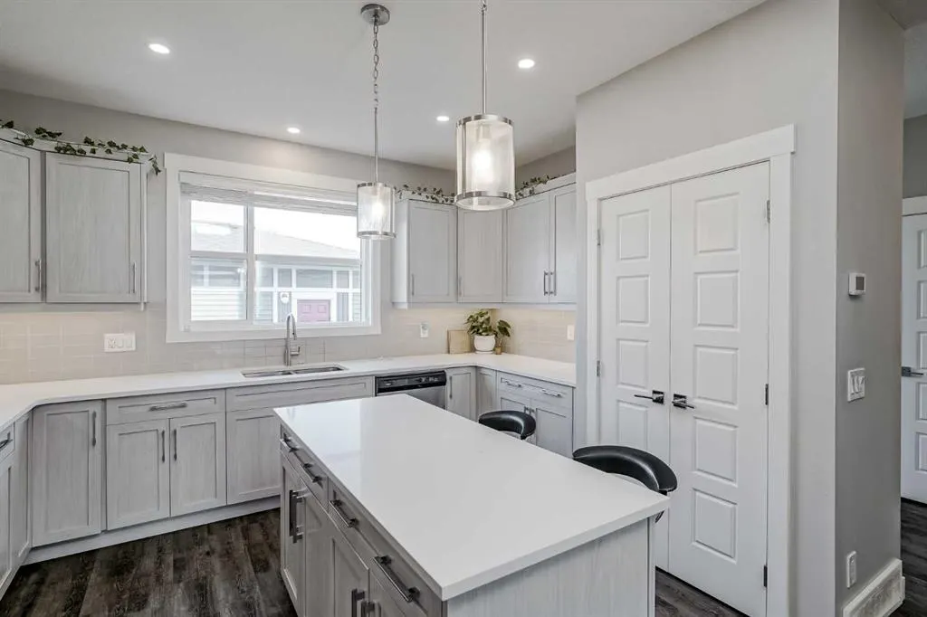 96 Skyview Parade NE