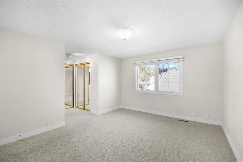 322 Point Mckay Gardens NW
