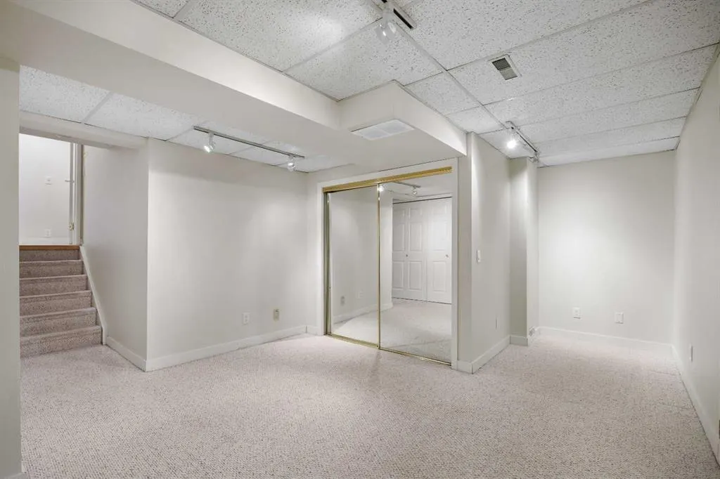 322 Point Mckay Gardens NW