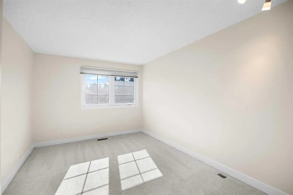 322 Point Mckay Gardens NW