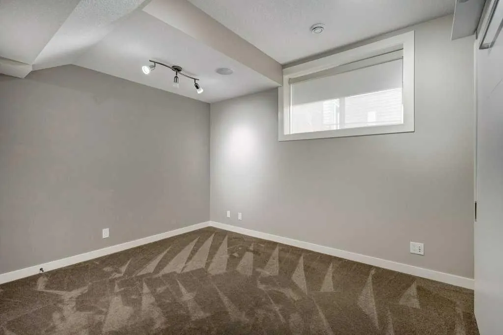 1233 Hillcrest Manor Estate