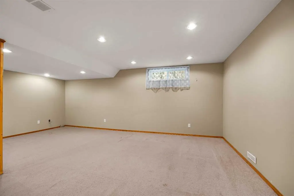 132 Hawkland Circle NW