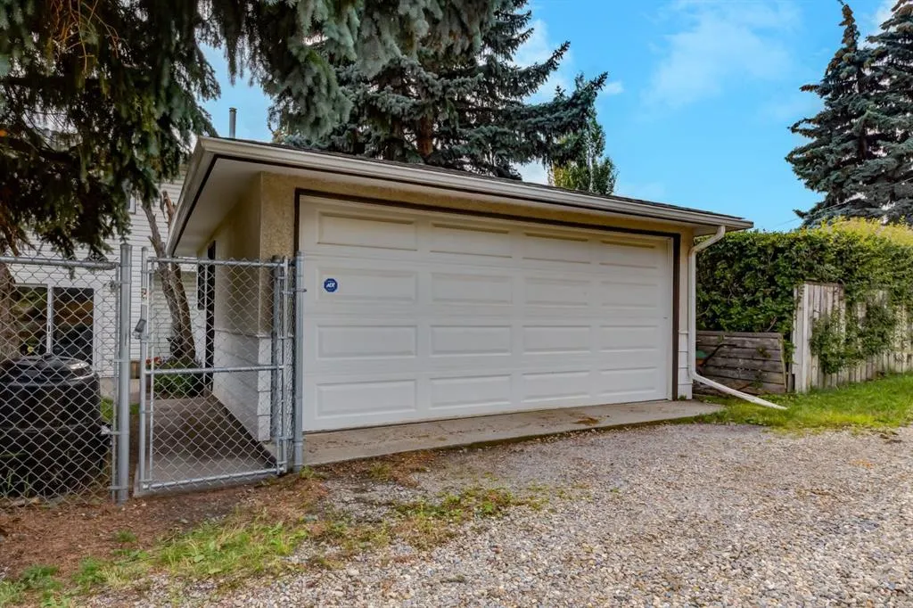274 Carragana Crescent NW