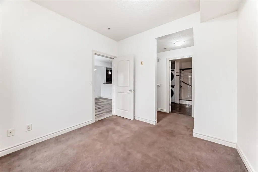 60 Royal Oak Plaza NW, #120