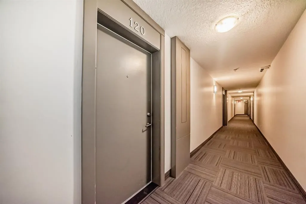 60 Royal Oak Plaza NW, #120