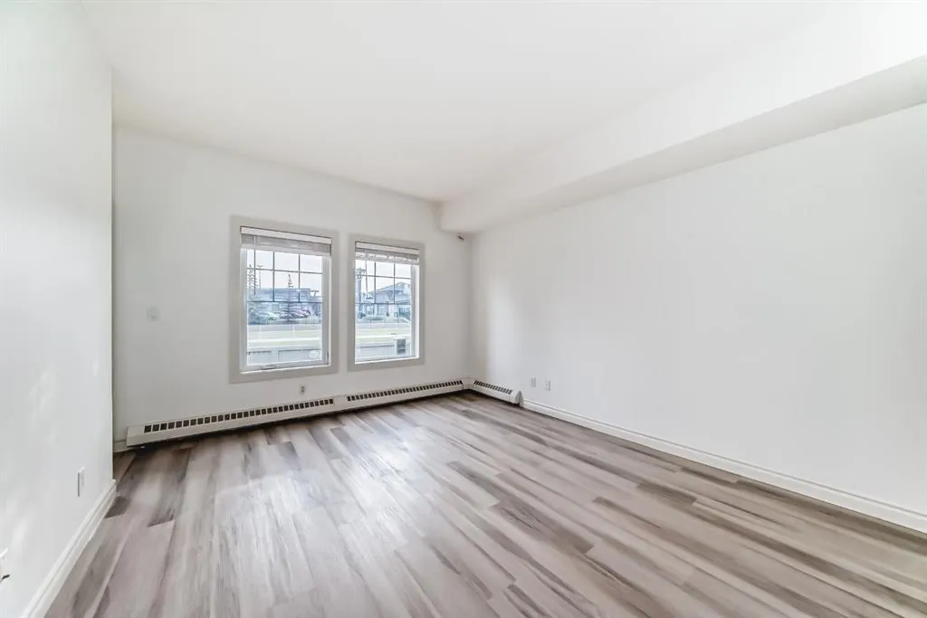 60 Royal Oak Plaza NW, #120