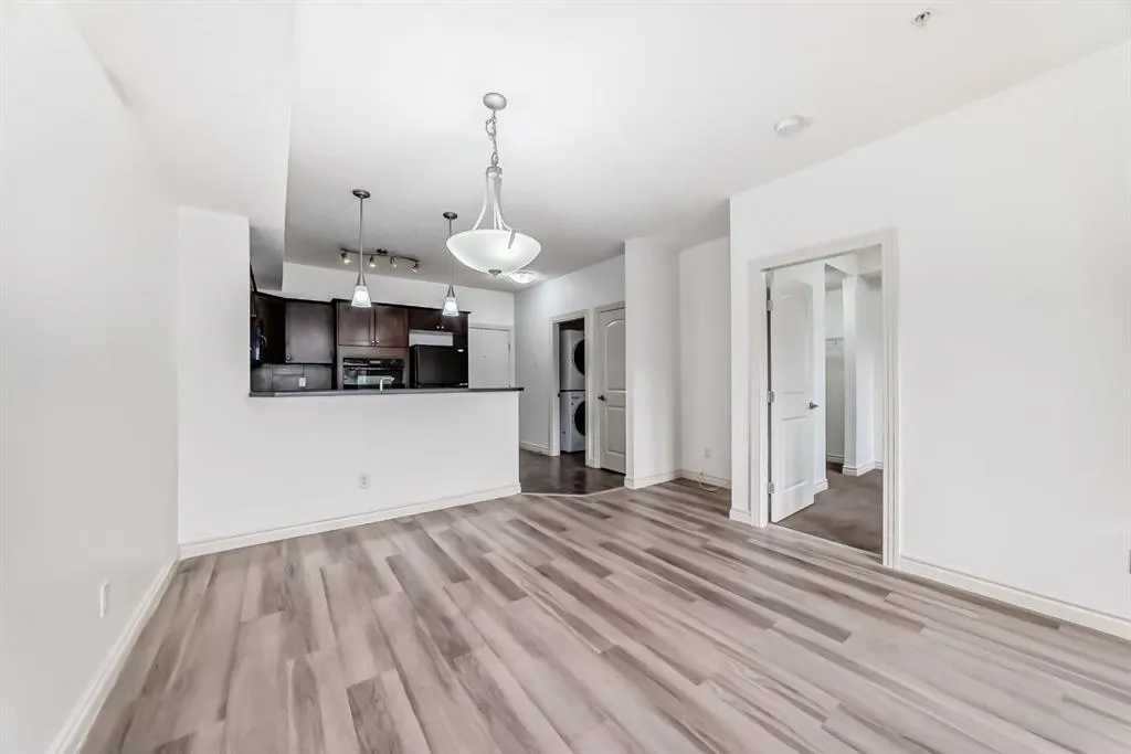 60 Royal Oak Plaza NW, #120