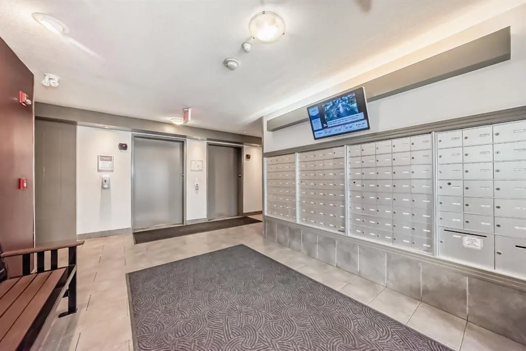 60 Royal Oak Plaza NW, #120