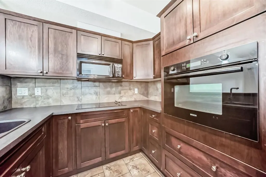 60 Royal Oak Plaza NW, #120