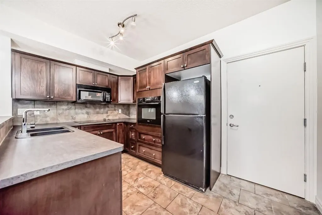 60 Royal Oak Plaza NW, #120