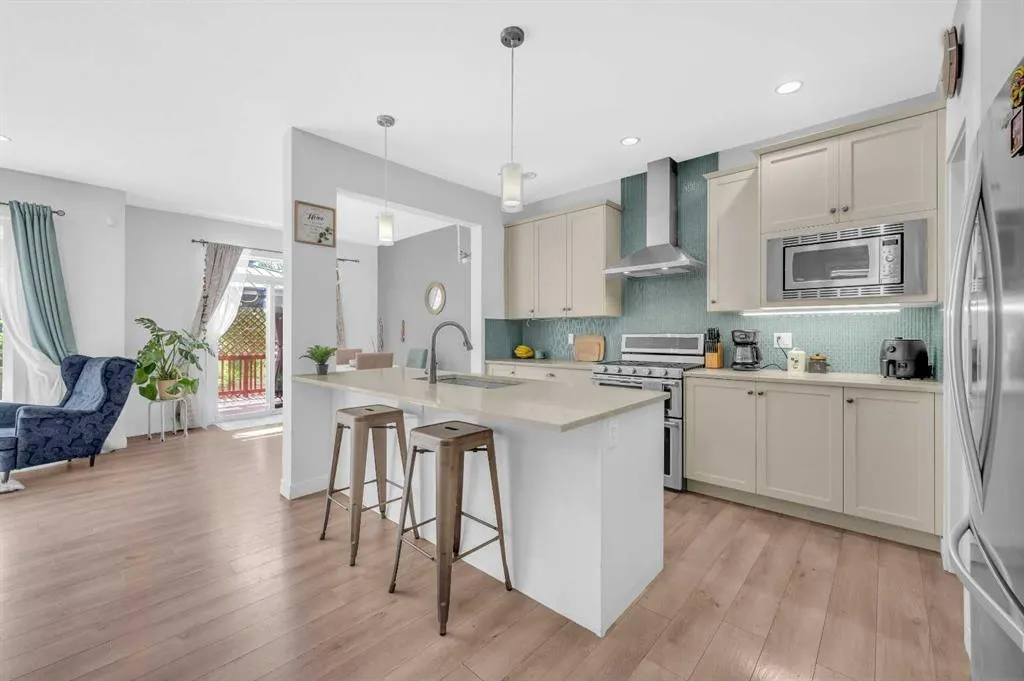 325 Bayview Way SW