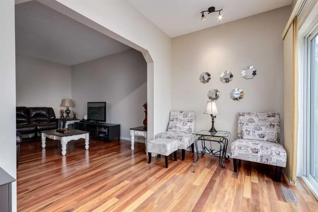 82 Everglen Crescent SW