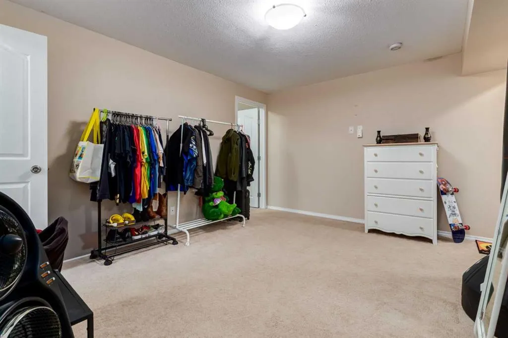 82 Everglen Crescent SW