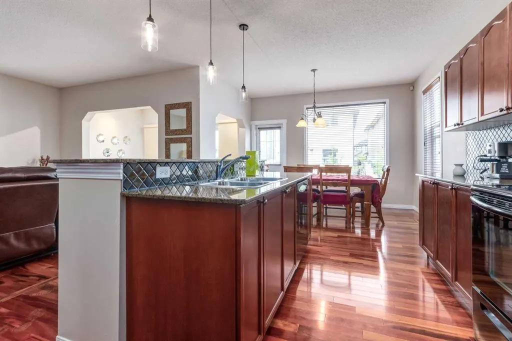 82 Everglen Crescent SW