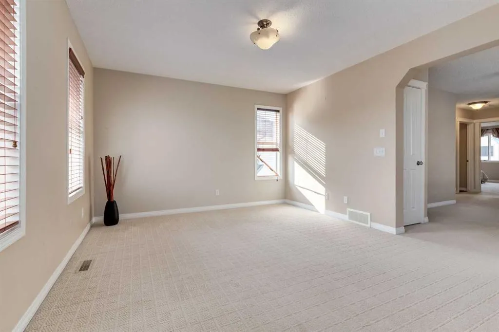 82 Everglen Crescent SW