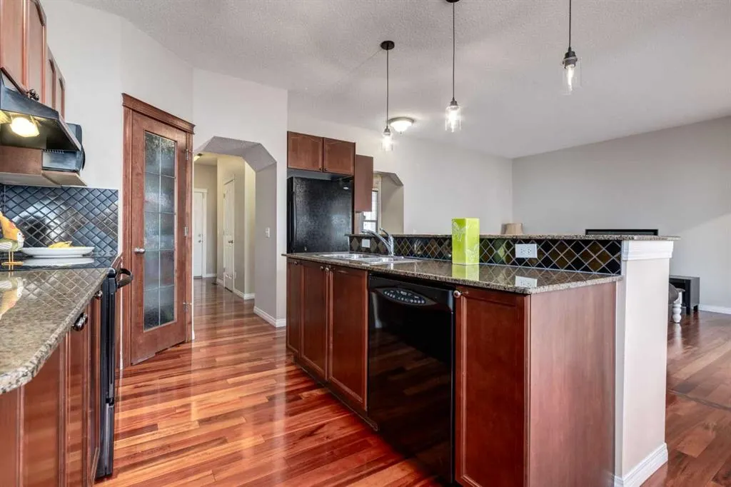 82 Everglen Crescent SW