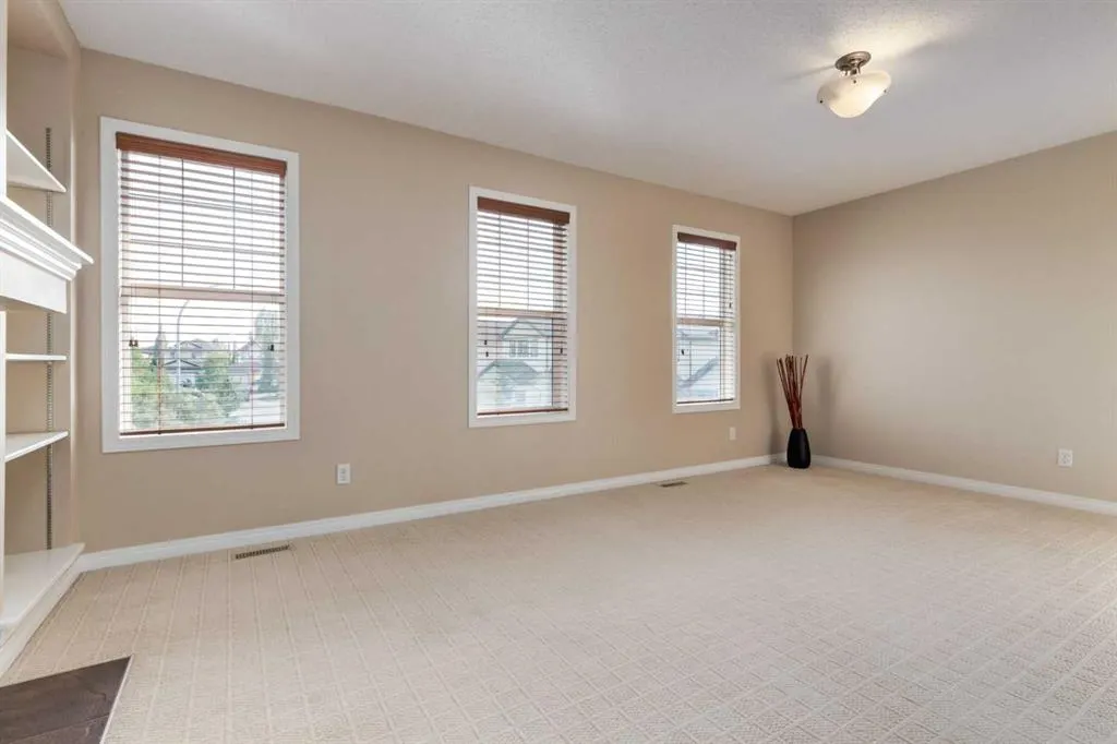 82 Everglen Crescent SW