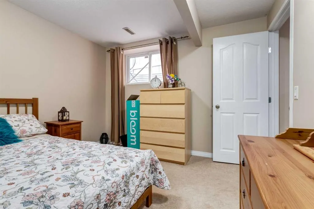 82 Everglen Crescent SW