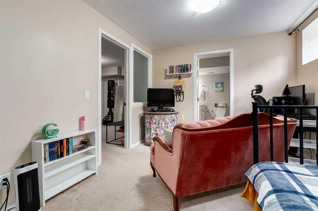 82 Everglen Crescent SW