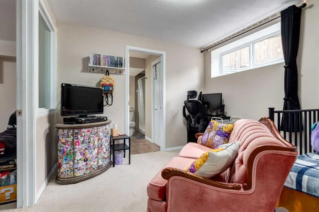 82 Everglen Crescent SW