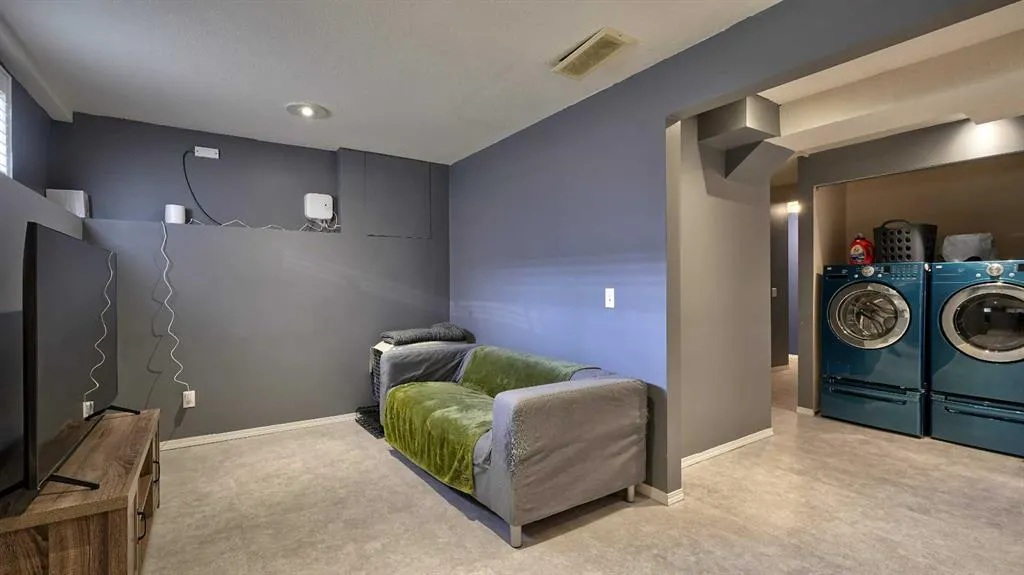 567 Edmonton Trail NE, #9