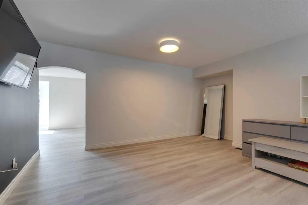 1374 Strathcona Drive SW