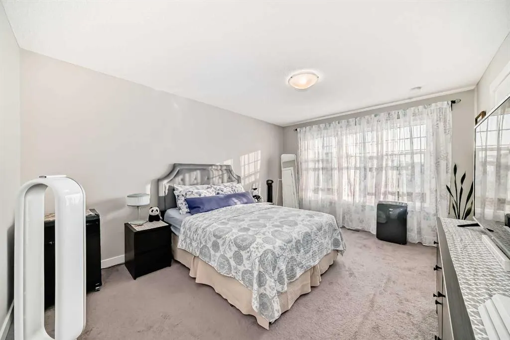 720 Livingston Hill NE
