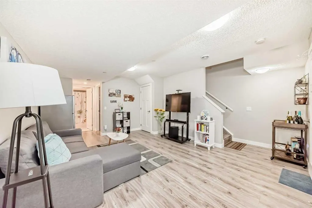 720 Livingston Hill NE