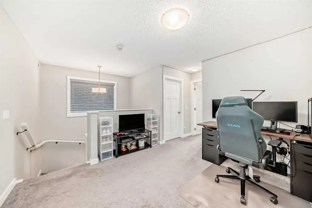 720 Livingston Hill NE