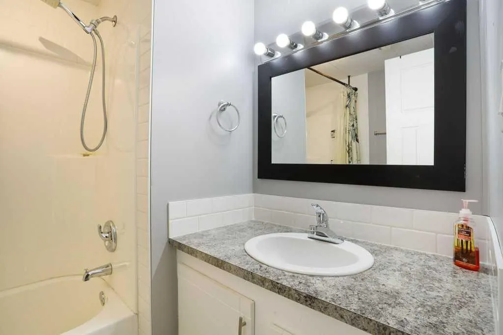 85 3 Avenue W